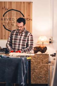 André Gomes no atelier, rodeado de peças e a trabalhar